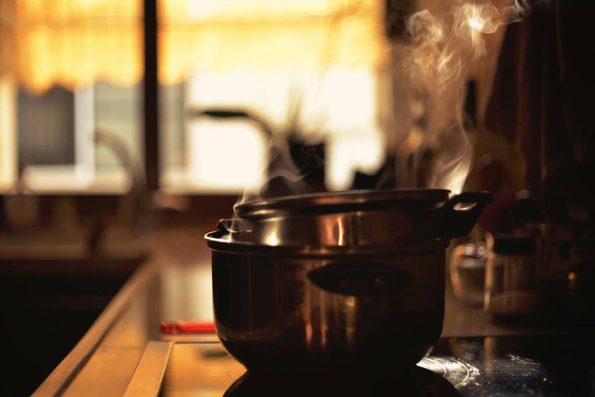 Bar chart comparing vitamin C retention in broccoli: pressure cooking (90%), steaming (75%), boiling (60%)