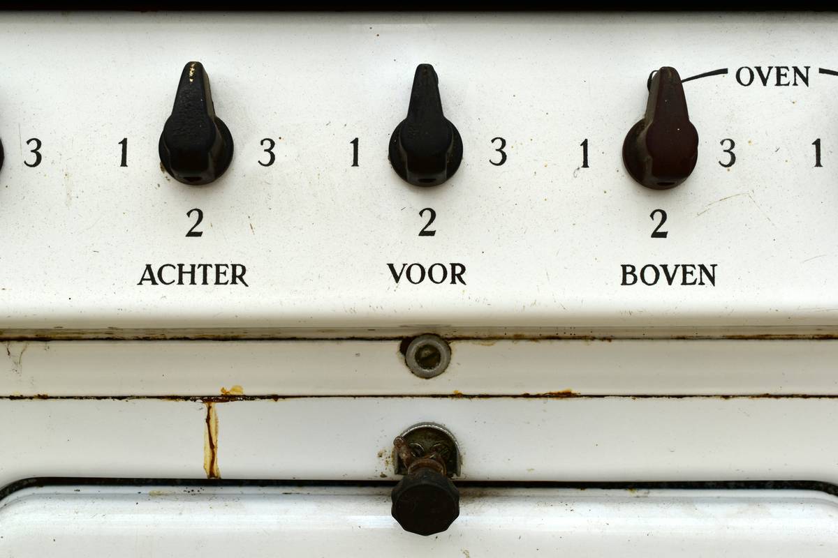 Cutaway diagram showing location and function of high pressure safety valve in modern electric pressure cooker