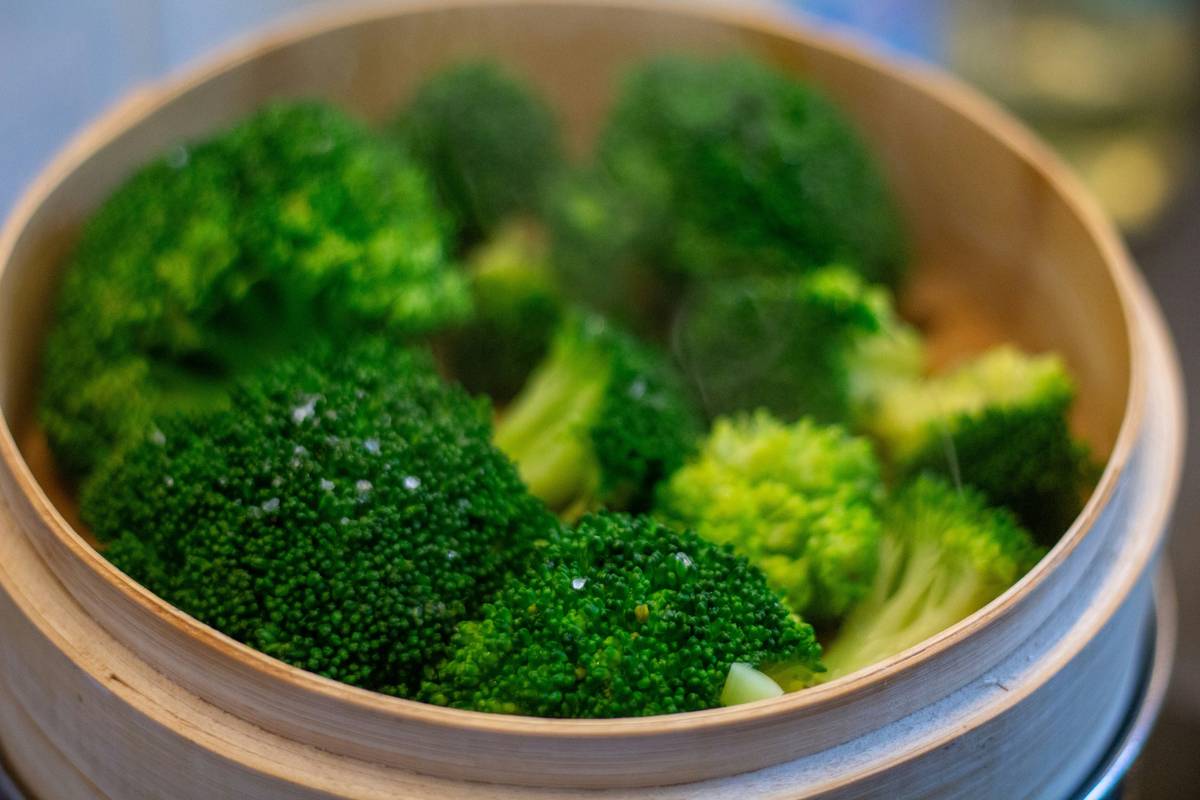 Bar chart comparing vitamin retention in boiled, steamed, and pressure-cooked vegetables showing pressure cooking preserves more vitamin C and B vitamins