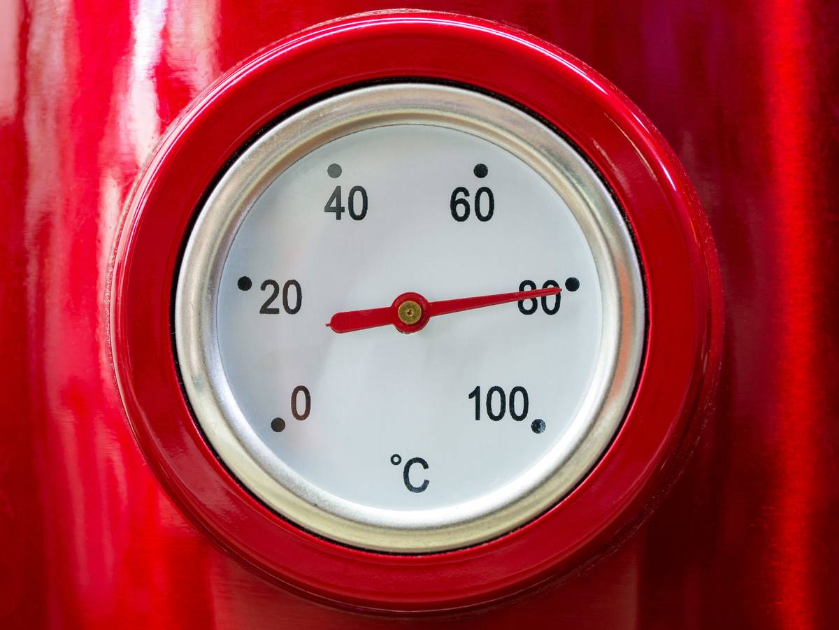 Infographic showing common pressure cooker PSI ranges: electric models (10-12 PSI), stovetop (12-15 PSI), and corresponding cooking temperatures