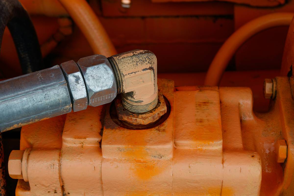 Cross-section diagram showing spring-loaded piston, sealing gasket, vent channel, and fusible plug in a stovetop pressure cooker safety valve